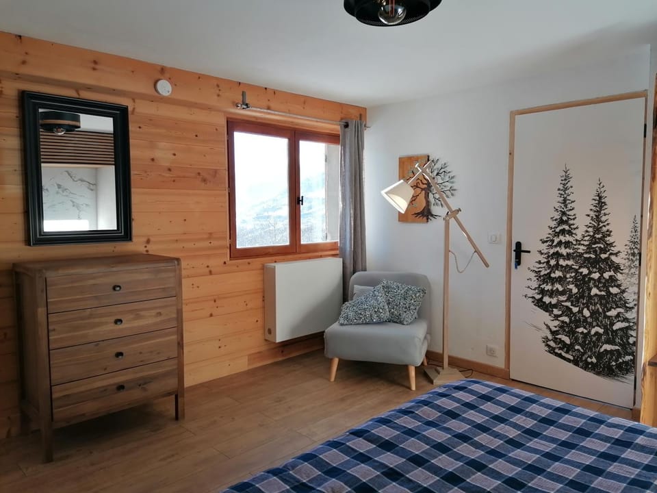 Photo of the whole room, Bedroom