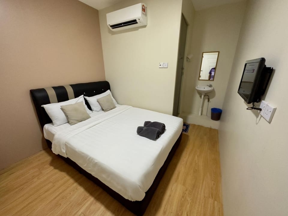 Bed, TV and multimedia, towels, air conditioner