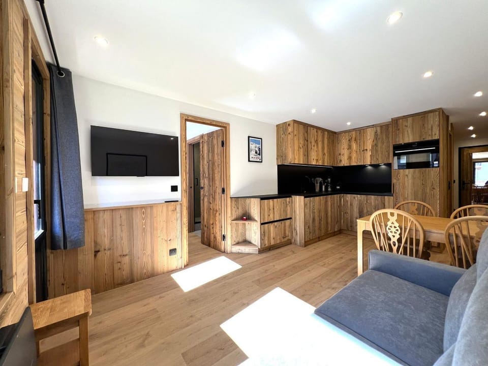Superbe appartement rénové 4 pers, 2 salles de bain, Parking et WiFi, proche centre et pistes - FR-1-411-897 Apartment in Val dIsere