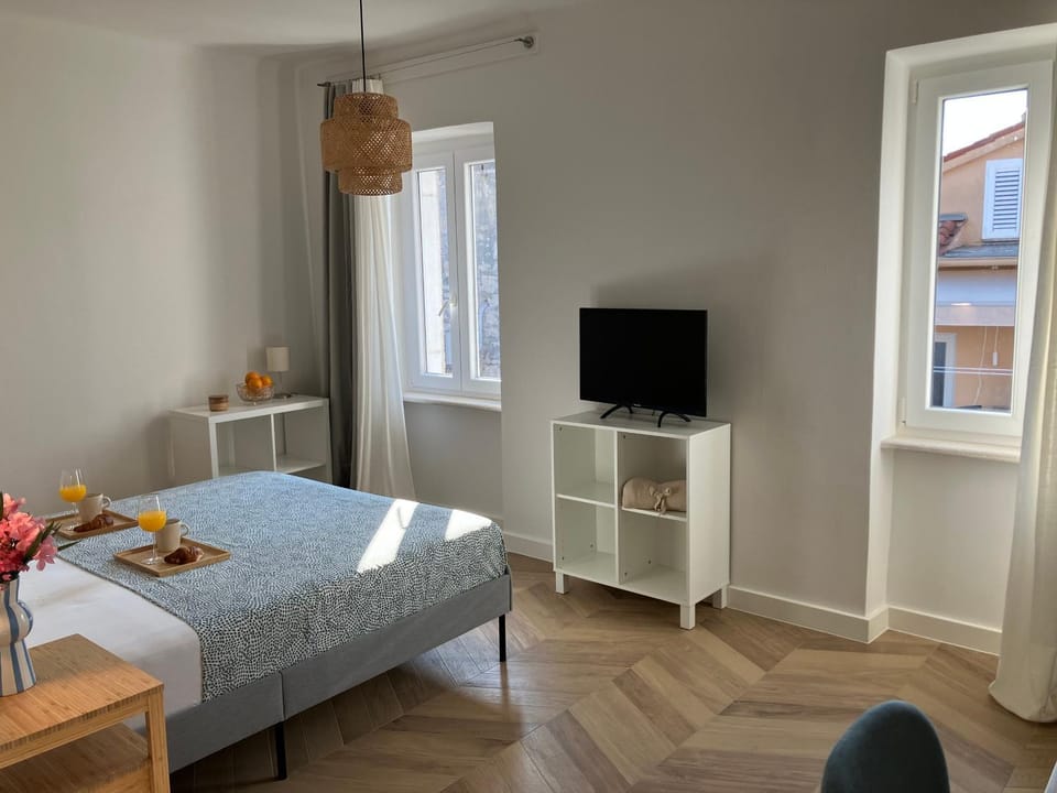 Bed, TV and multimedia, Bedroom