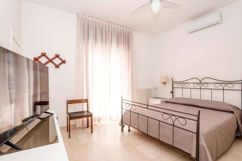 Bed, TV and multimedia, Photo of the whole room, Bedroom, air conditioner