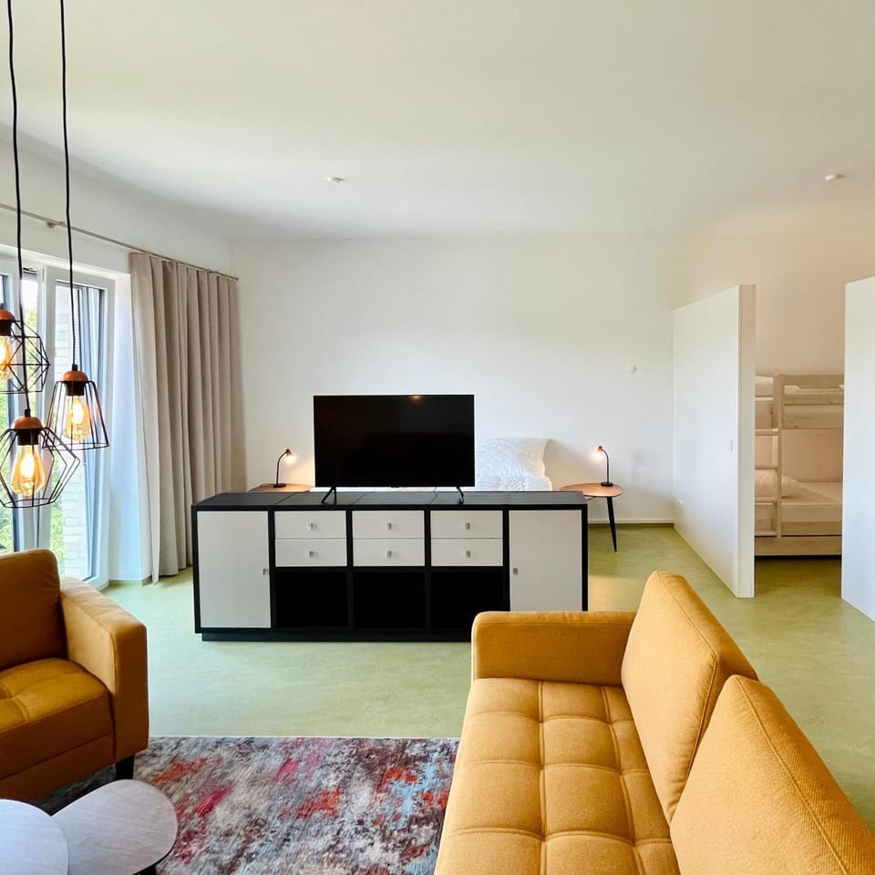 Bed, TV and multimedia, Living room, Photo of the whole room, Seating area, Bedroom