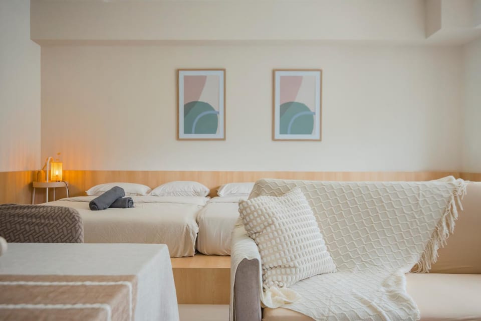 Bed, Living room, Photo of the whole room, Seating area, Bedroom