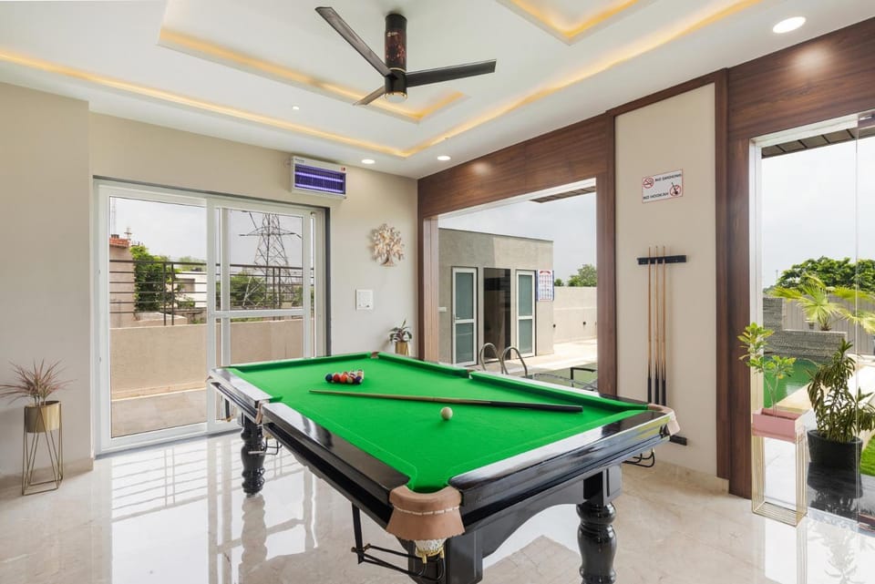 Billiard, Game Room