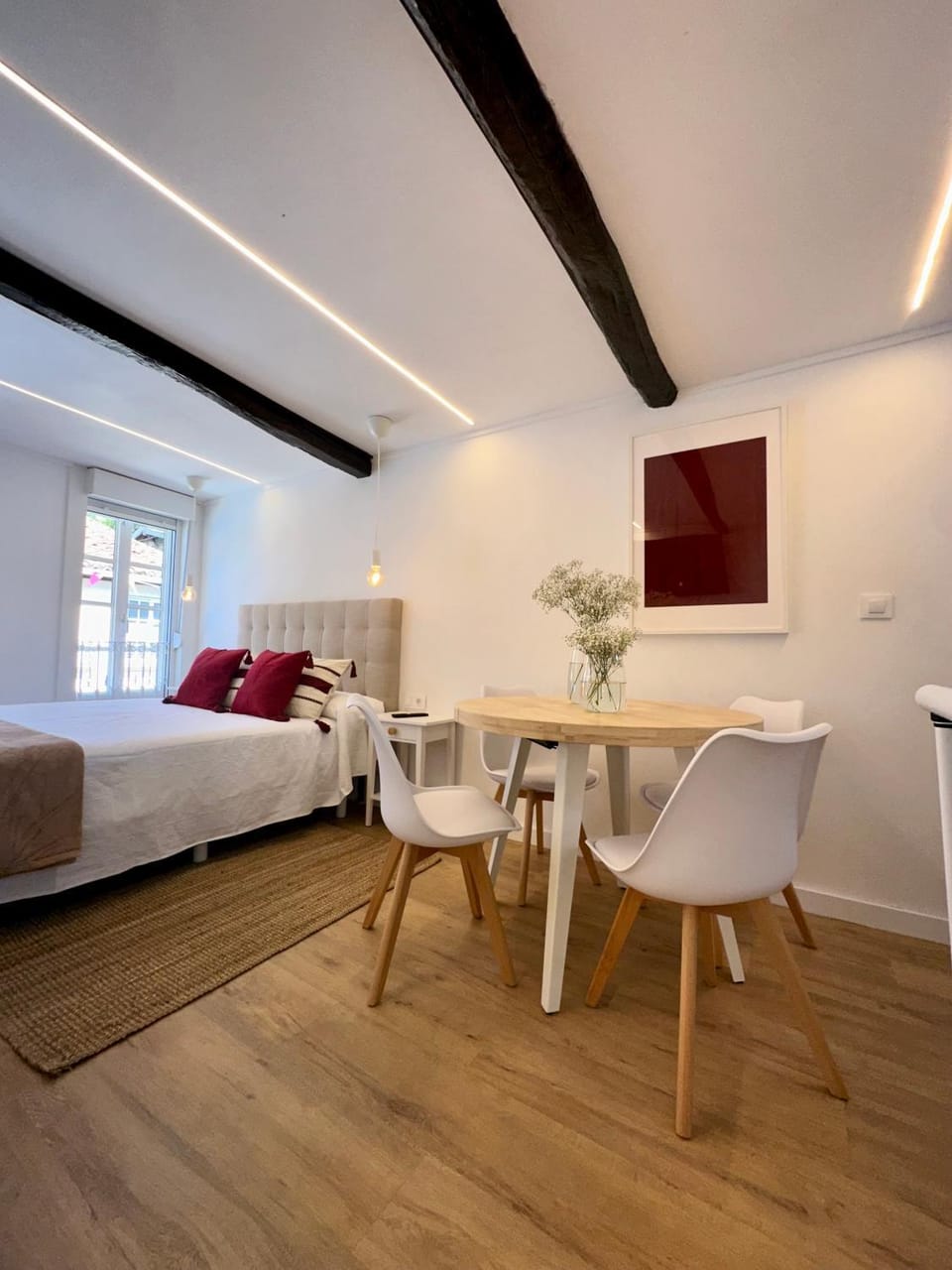 Bed, Photo of the whole room, Seating area, Dining area, Bedroom