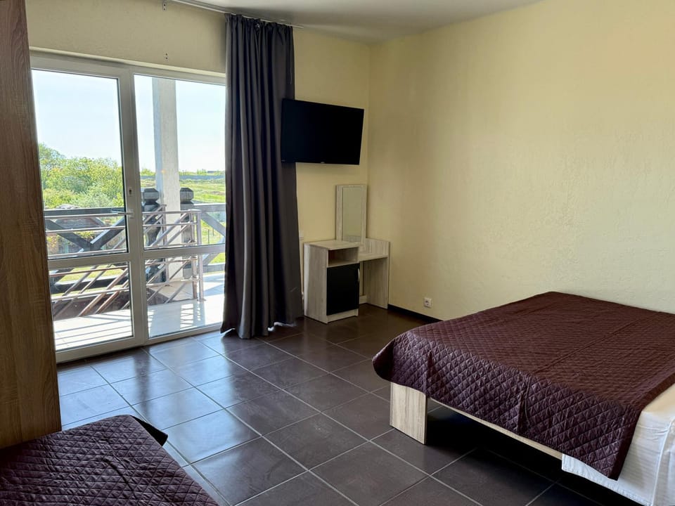Bed, TV and multimedia, Photo of the whole room, Bedroom