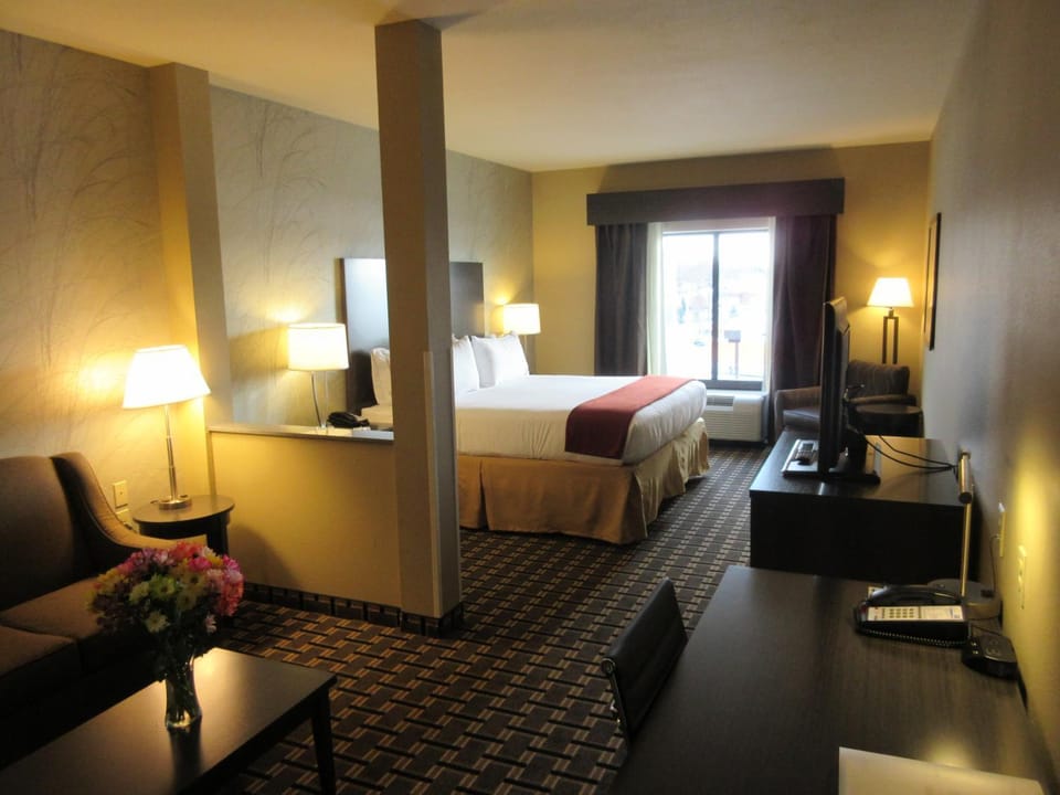 Holiday Inn Express & Suites Butler by IHG Hotel in Allegheny River