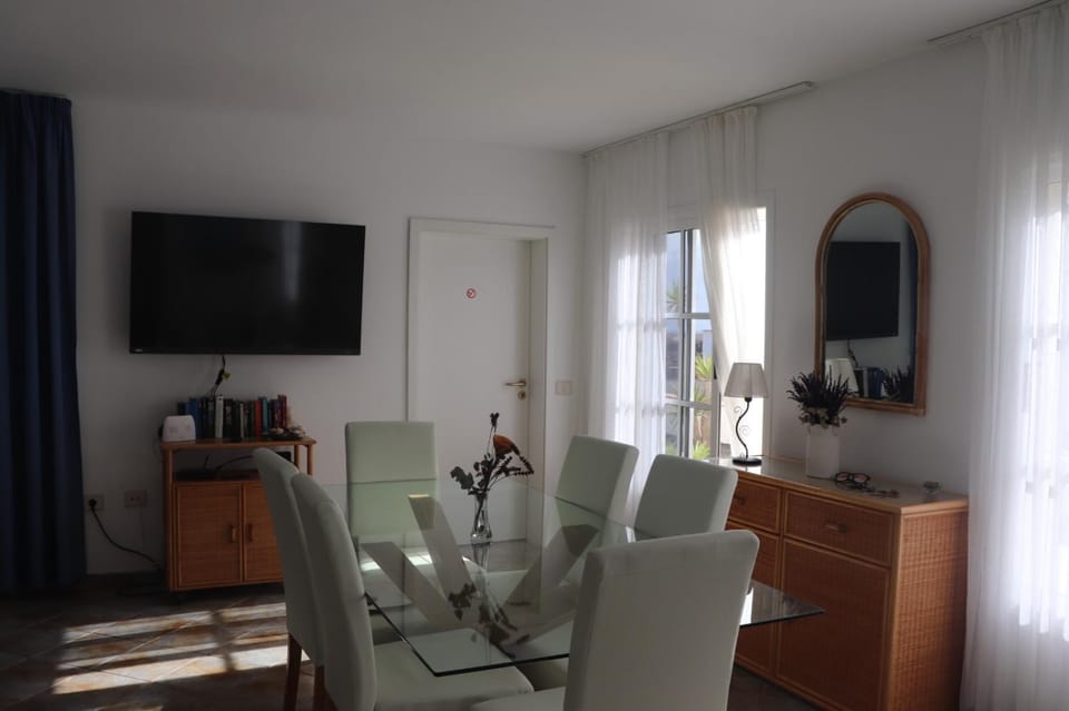 TV and multimedia, Living room, Seating area, Dining area