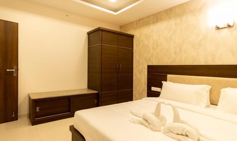 Bed, Bedroom, towels, wardrobe