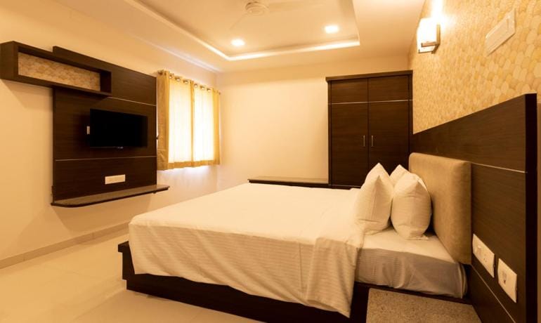 Bed, TV and multimedia, Photo of the whole room, Bedroom, wardrobe