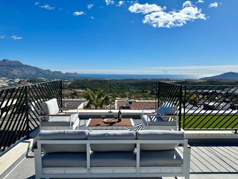 Casa con piscina climatizada y vistas al mar House in Marina Baixa