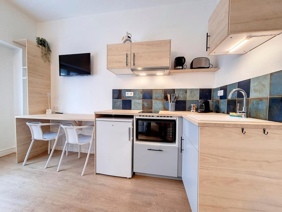 TV and multimedia, Kitchen or kitchenette, Dining area, minibar, stove