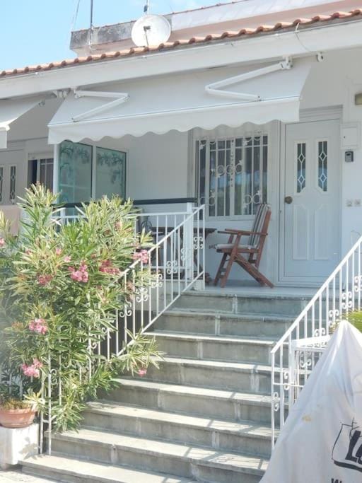 Property building, Patio, Day, Balcony/Terrace