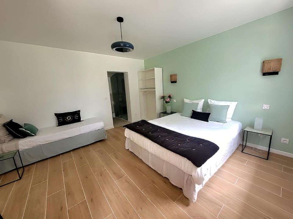 Bed, Photo of the whole room, Bedroom, wardrobe, air conditioner
