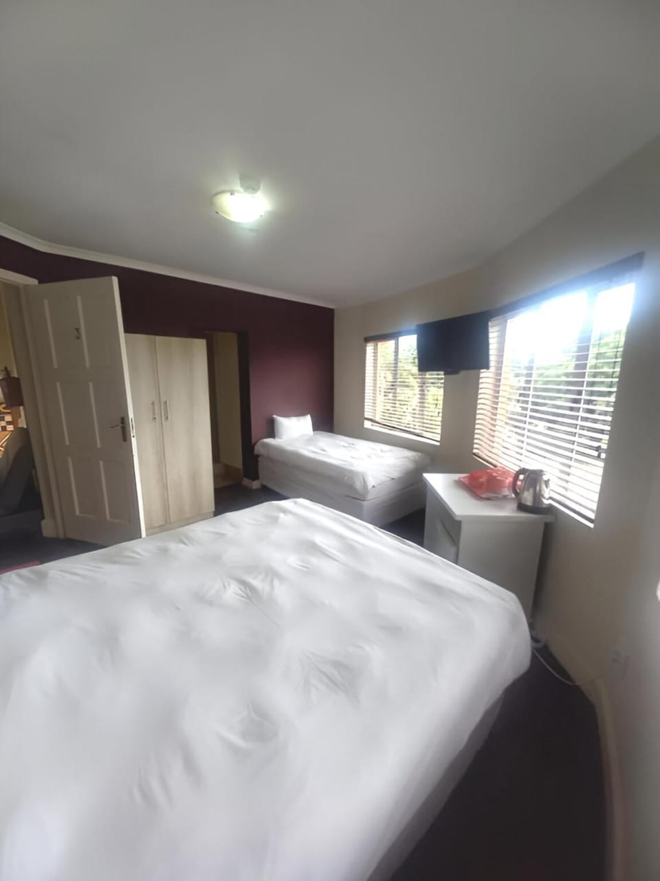 Bed, TV and multimedia, Bedroom