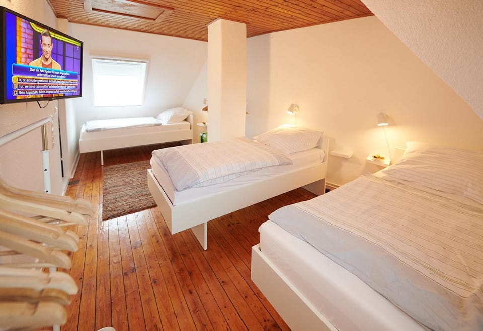Bed, TV and multimedia, Photo of the whole room, Bedroom