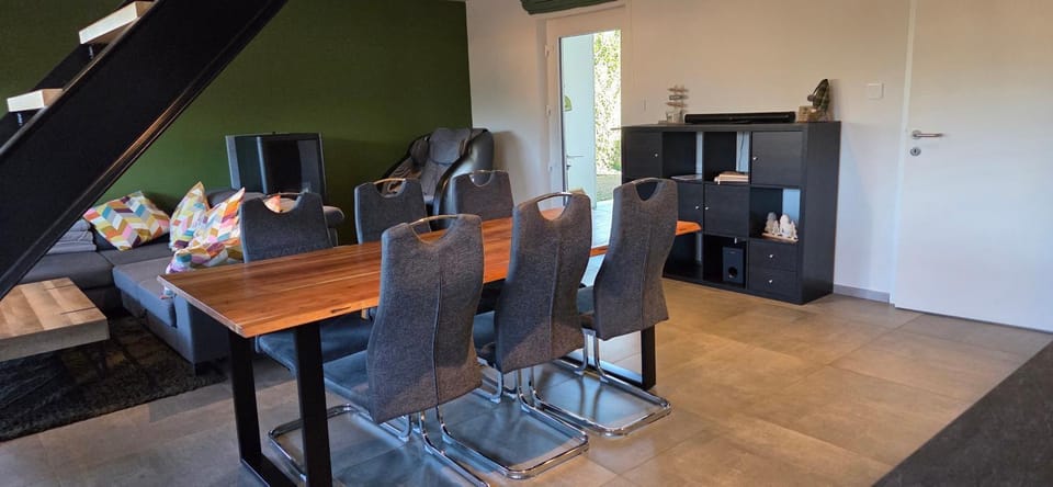 Seating area, Dining area
