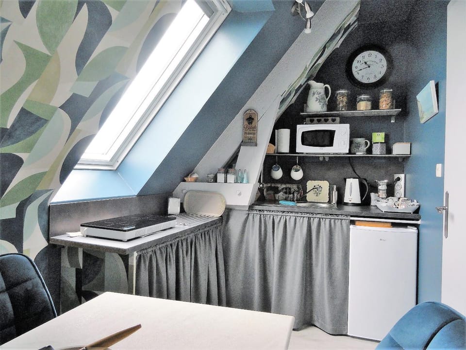 Coffee/tea facilities, Kitchen or kitchenette, Dining area