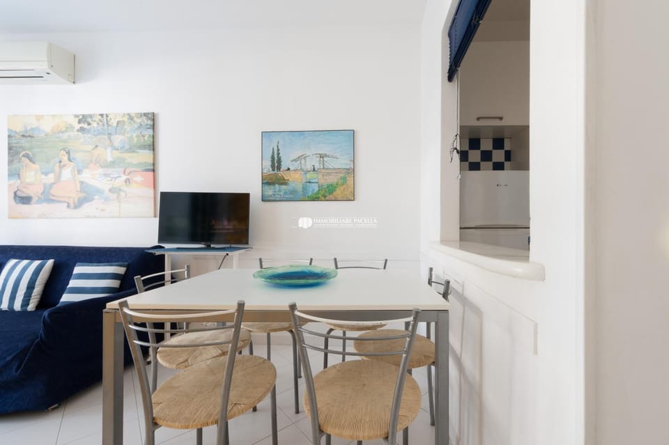 Kitchen or kitchenette, Living room, Seating area