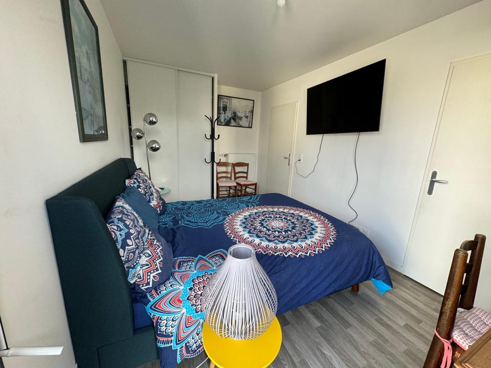 Grande chambre 14 m2 avec salle de bain privative à Nanterre Préfecture proche La Défense Aréna Campus SNCF et Paris Vacation rental in Île-de-France