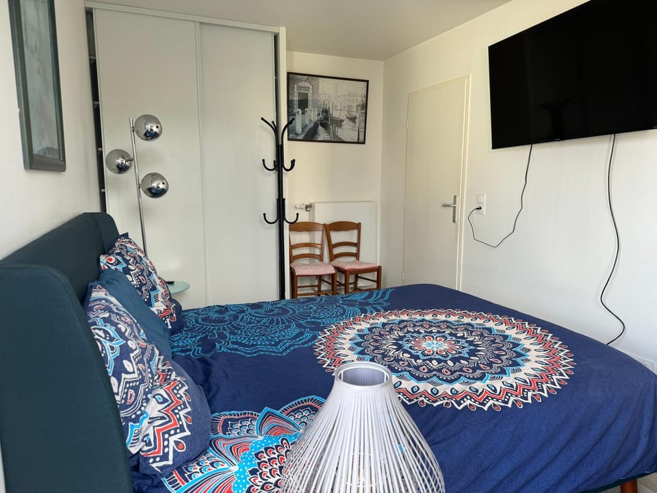 Grande chambre 14 m2 avec salle de bain privative à Nanterre Préfecture proche La Défense Aréna Campus SNCF et Paris Vacation rental in Île-de-France