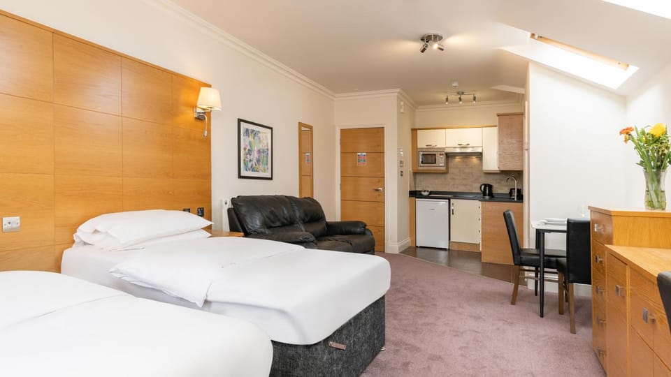 Bed, Kitchen or kitchenette, Dining area, minibar