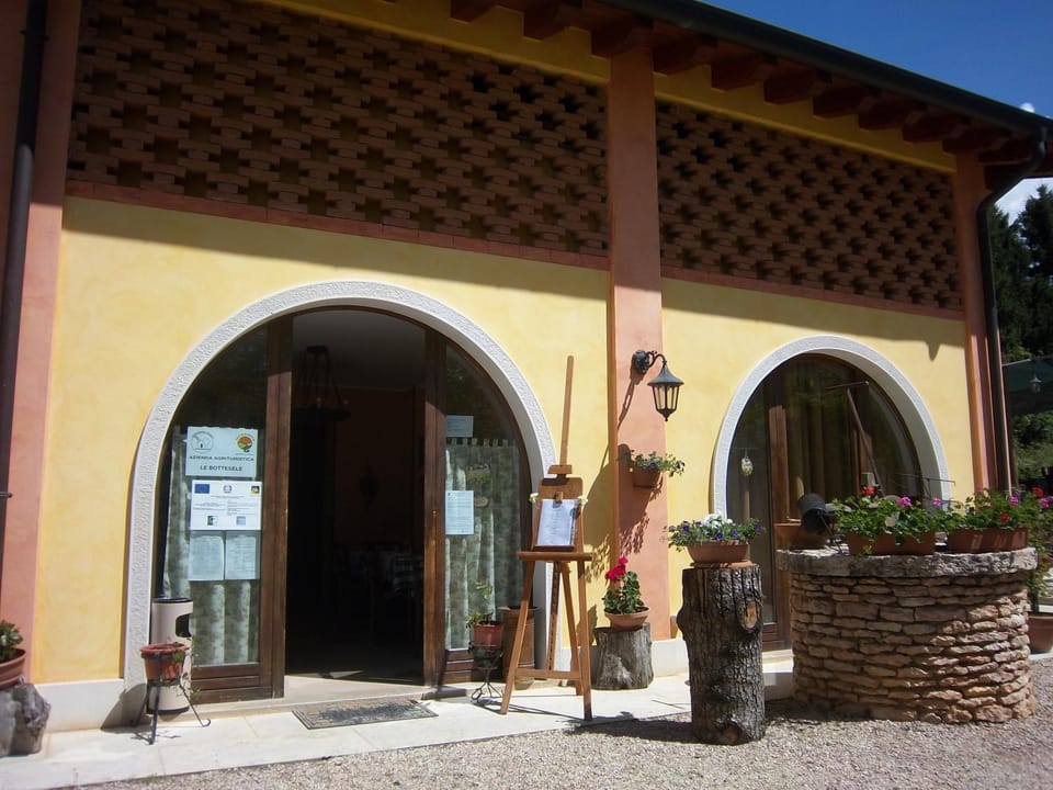 Patio, Facade/entrance