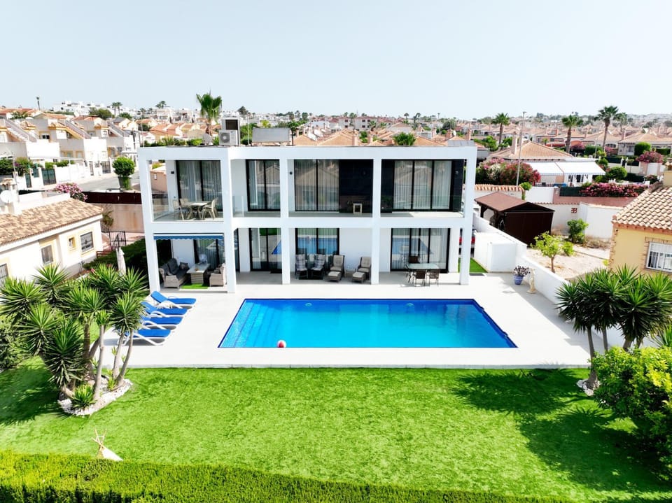 Property building, Patio, Garden, Garden, Balcony/Terrace, Garden view, Pool view, Swimming pool