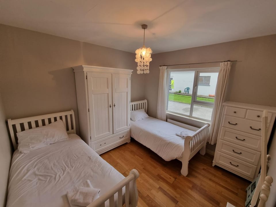 Bed, Photo of the whole room, Bedroom, internet, wardrobe