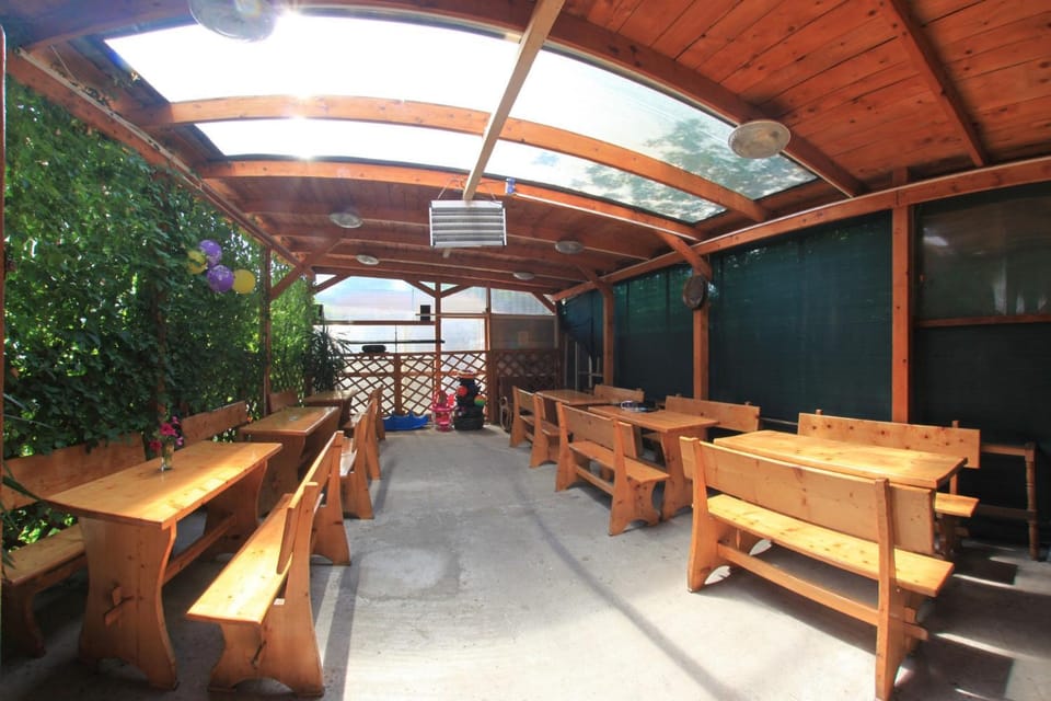Restaurant/places to eat, Balcony/Terrace