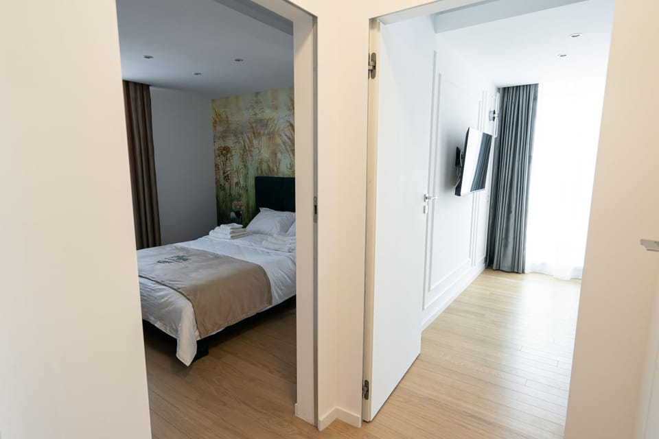 Bed, TV and multimedia, Photo of the whole room, Bedroom, towels