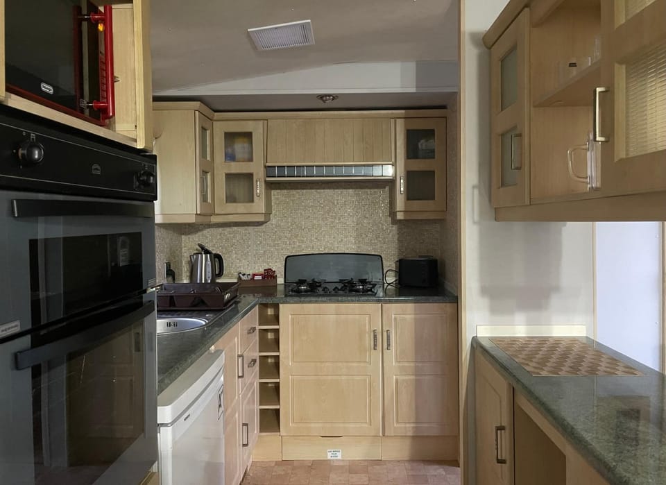 Kitchen or kitchenette, oven