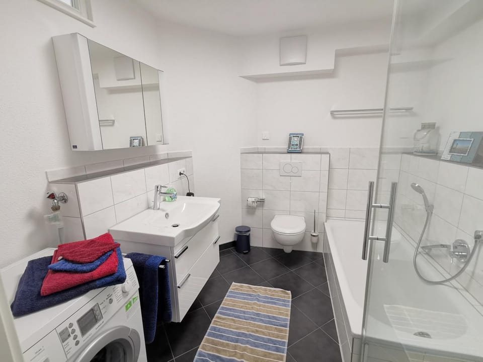 Shower, Toilet, Bathroom, Bath, towels, washing machine