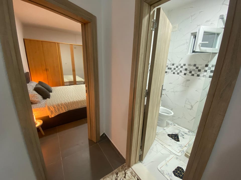 Shower, Toilet, Bathroom, Photo of the whole room, towels