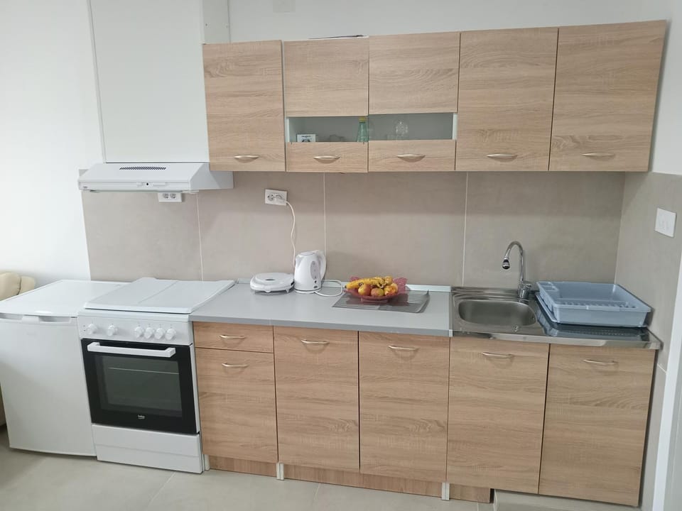 Kitchen or kitchenette, oven