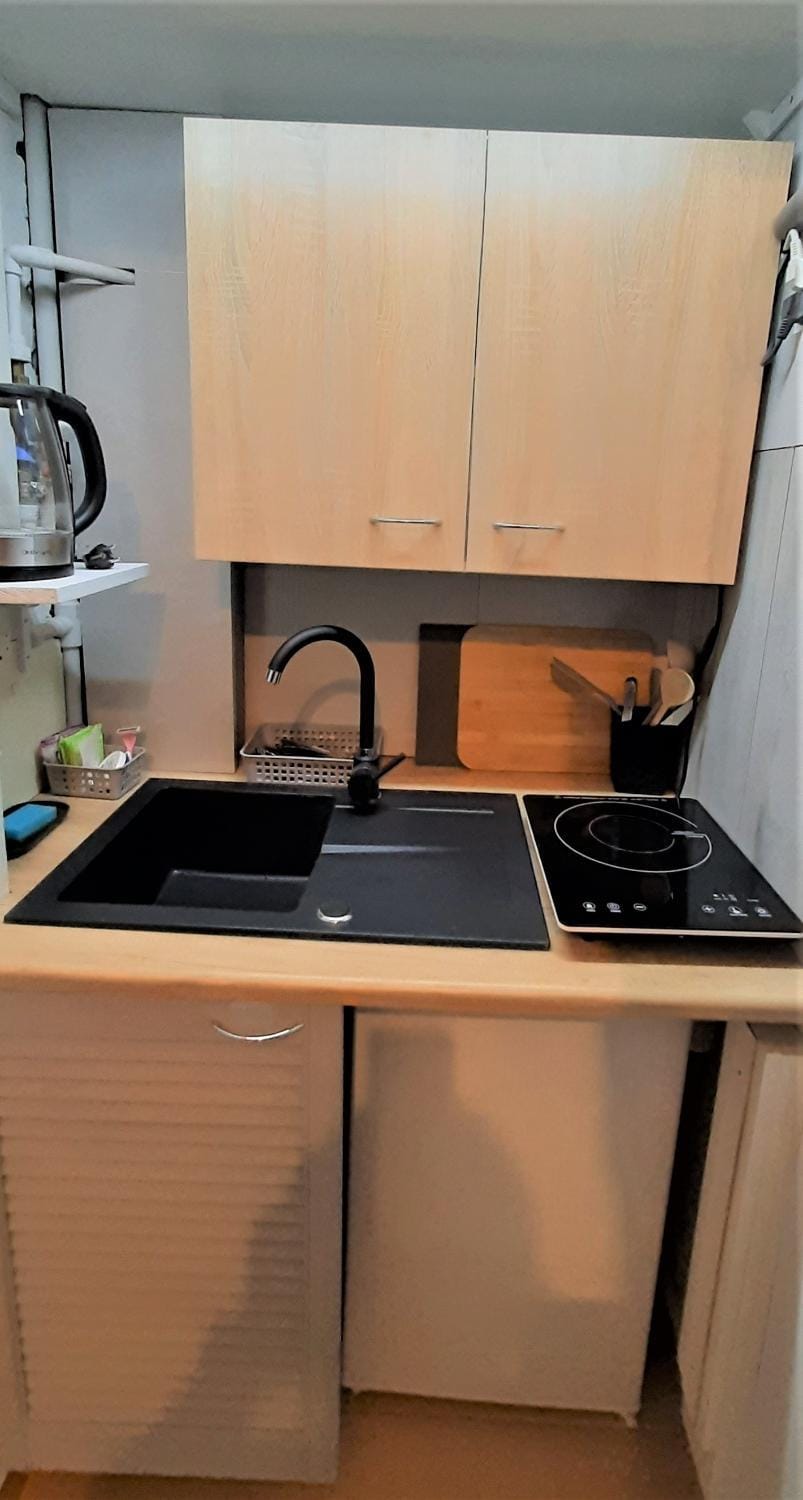 Kitchen or kitchenette, minibar, stove