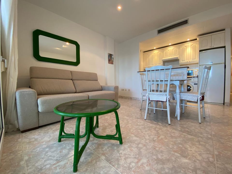 Seating area, Dining area, minibar