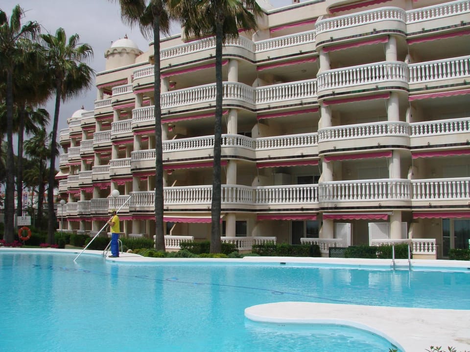 Property building, Day, Swimming pool