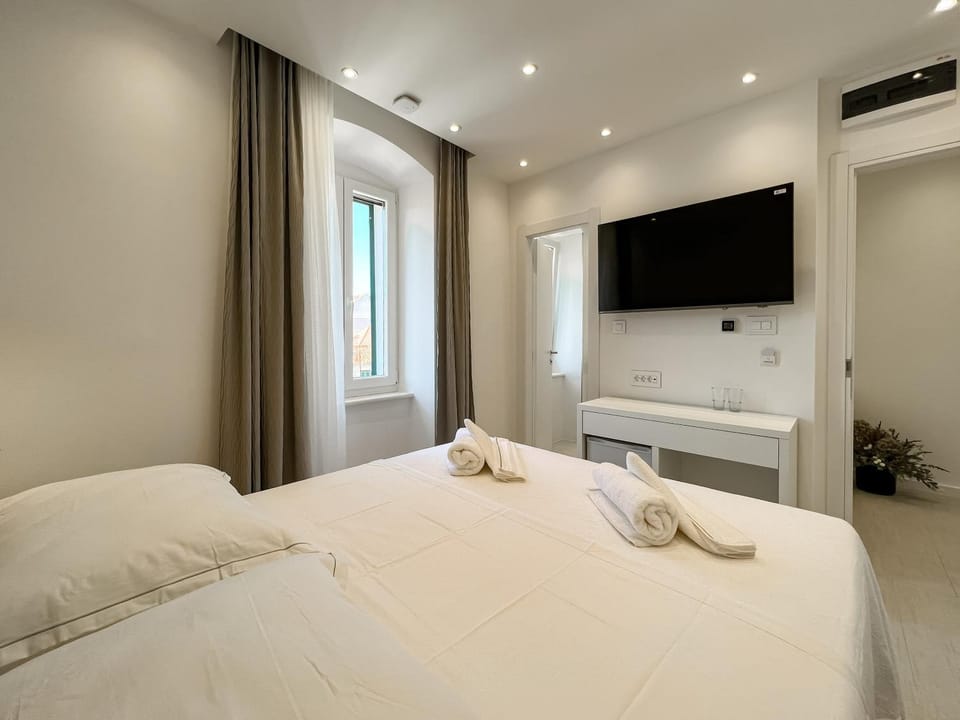 Bed, TV and multimedia, Bedroom, towels, air conditioner