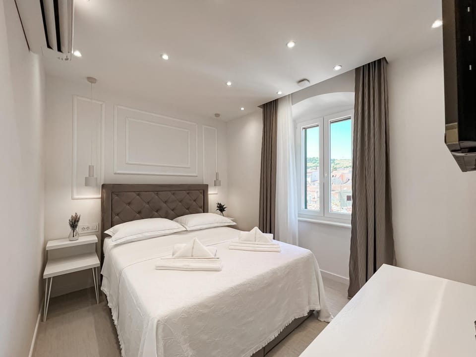 Bed, TV and multimedia, View (from property/room), towels, air conditioner
