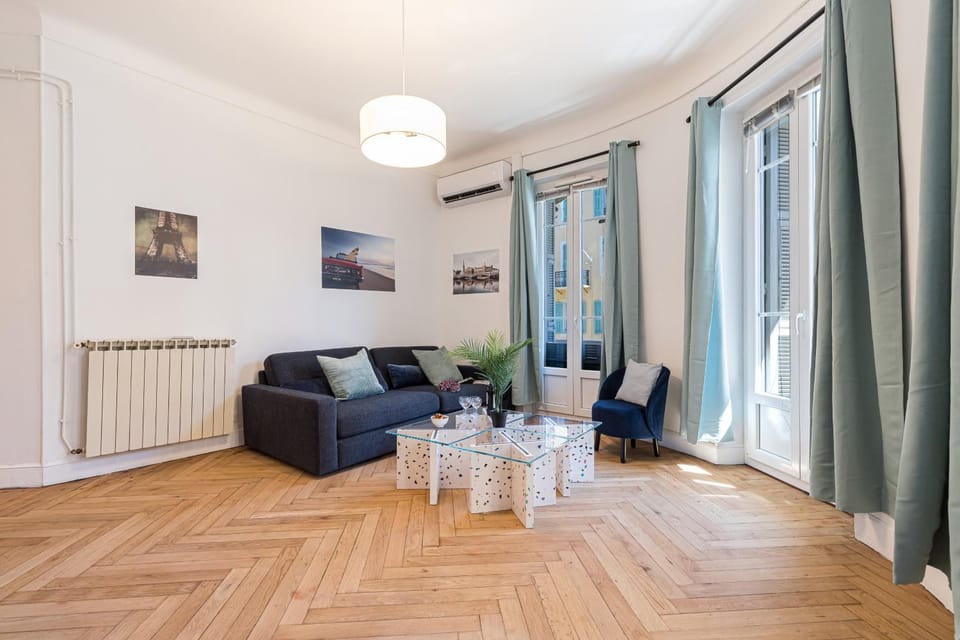Living room, internet