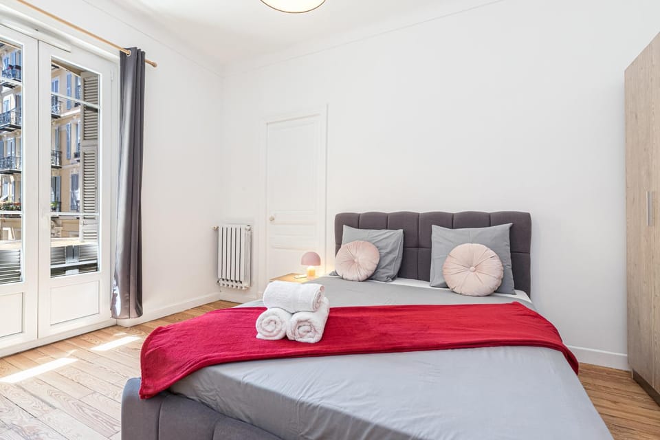 Bed, Photo of the whole room, Bedroom, towels