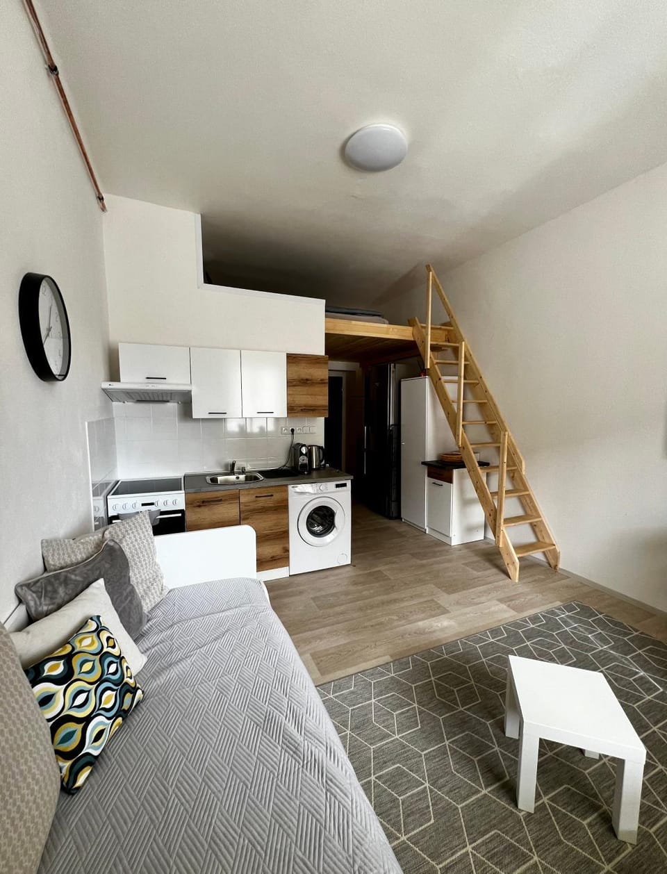 Kitchen or kitchenette, washing machine