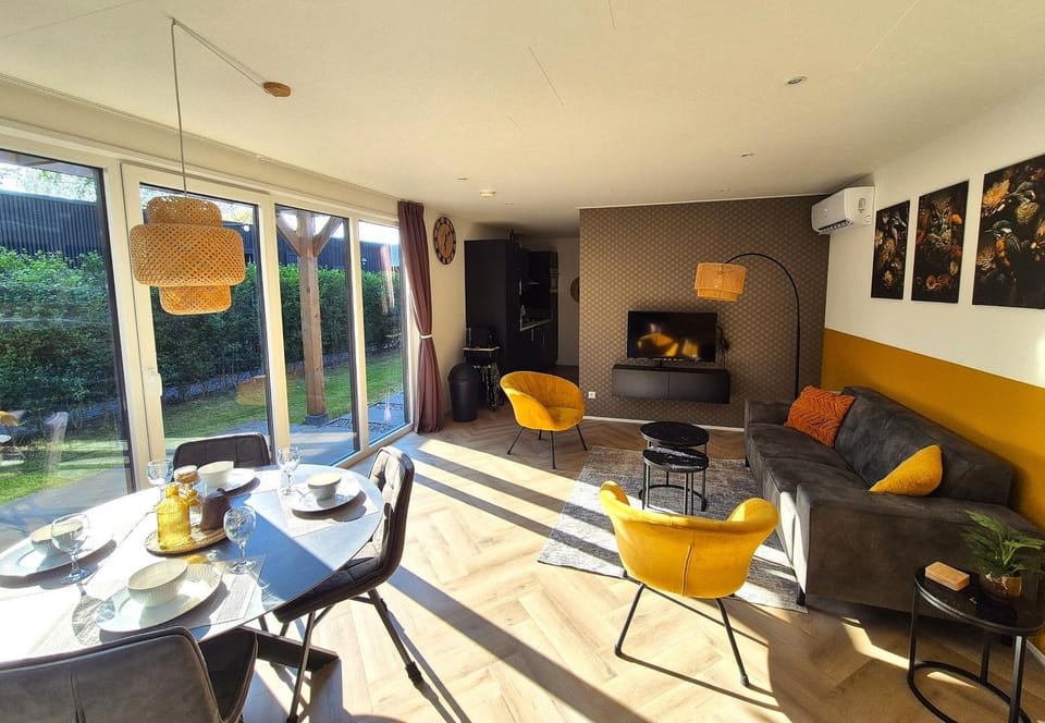 TV and multimedia, Seating area, Dining area, air conditioner