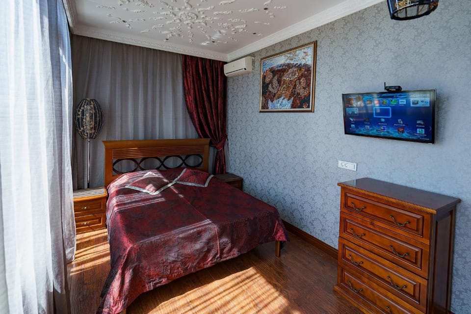 Bed, TV and multimedia, Bedroom