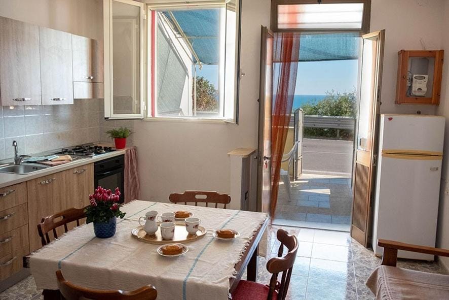 Kitchen or kitchenette, Dining area, oven, stove
