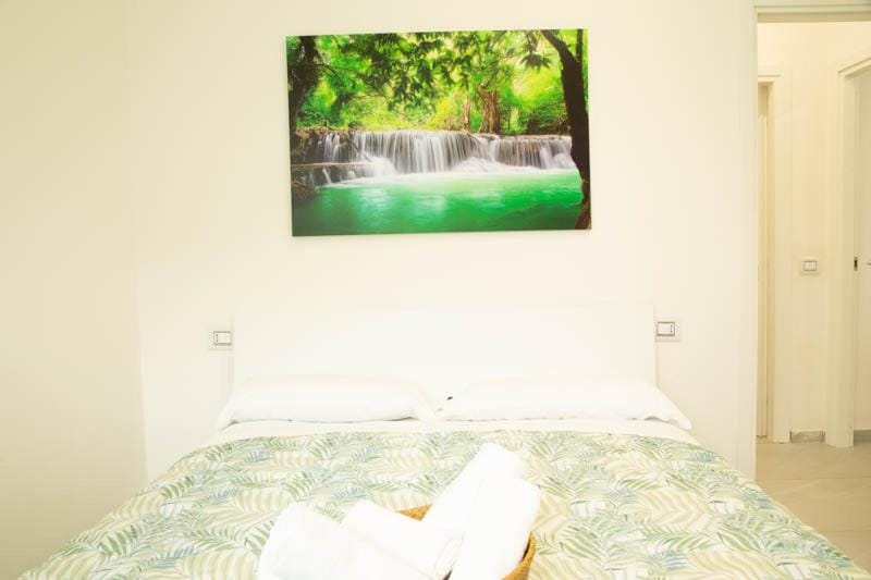 Bed, Photo of the whole room, Bedroom, towels