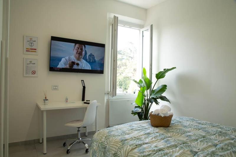 Bed, TV and multimedia, Photo of the whole room, Bedroom