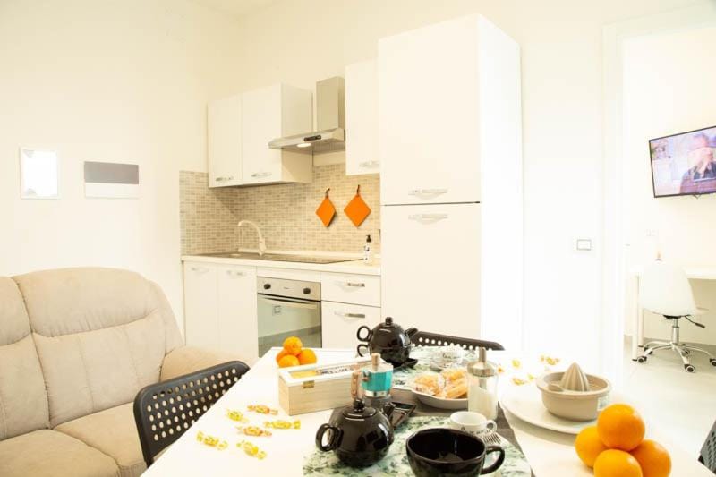 Kitchen or kitchenette, Living room, Seating area, Dining area, stove