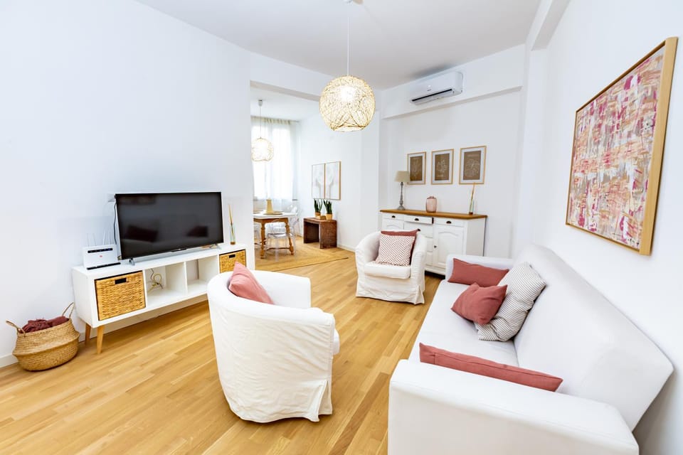 Communal lounge/ TV room, TV and multimedia, Living room, Seating area, Evening entertainment, air conditioner